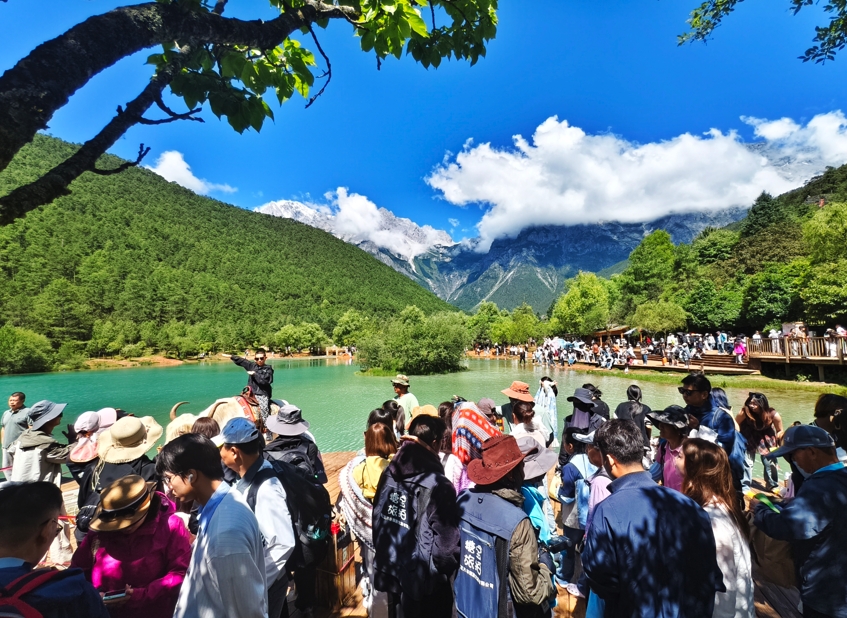 夏日玉龍雪山“顏值開掛”，每幀都美到犯規(guī)！