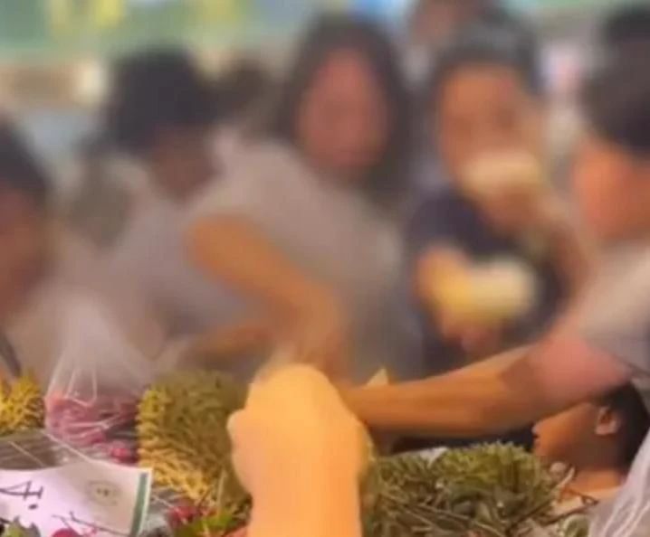 超市榴蓮遭顧客強行“試吃”！律師：已違法，嚴重可拘留